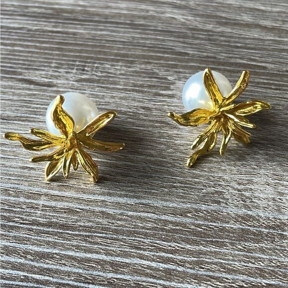 Flower with pearl on the back earrings A55 - Picture 3 of 6